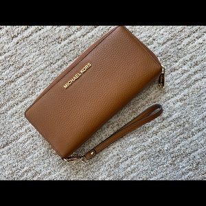 Michael Kors wallet, never used, tan